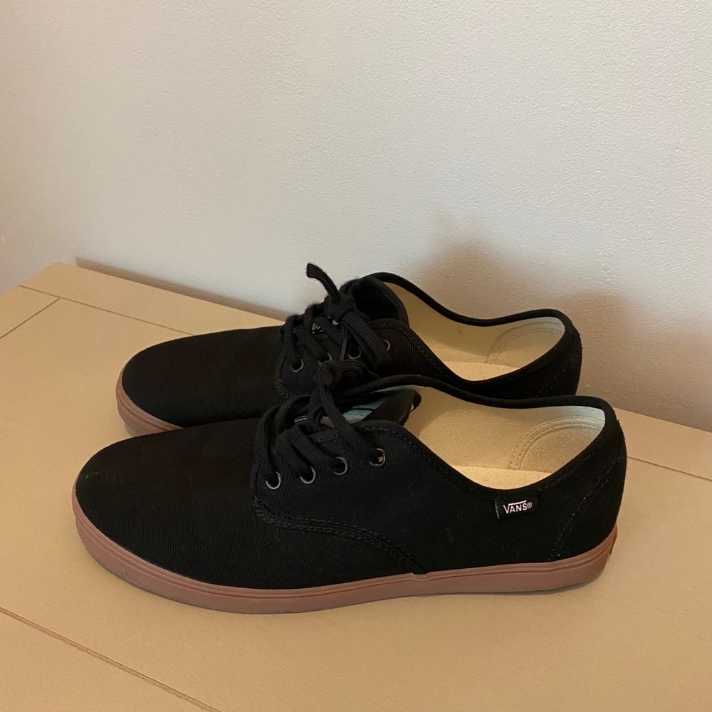 Like BRAND new VANS Size 9.5 Men's black sneakers